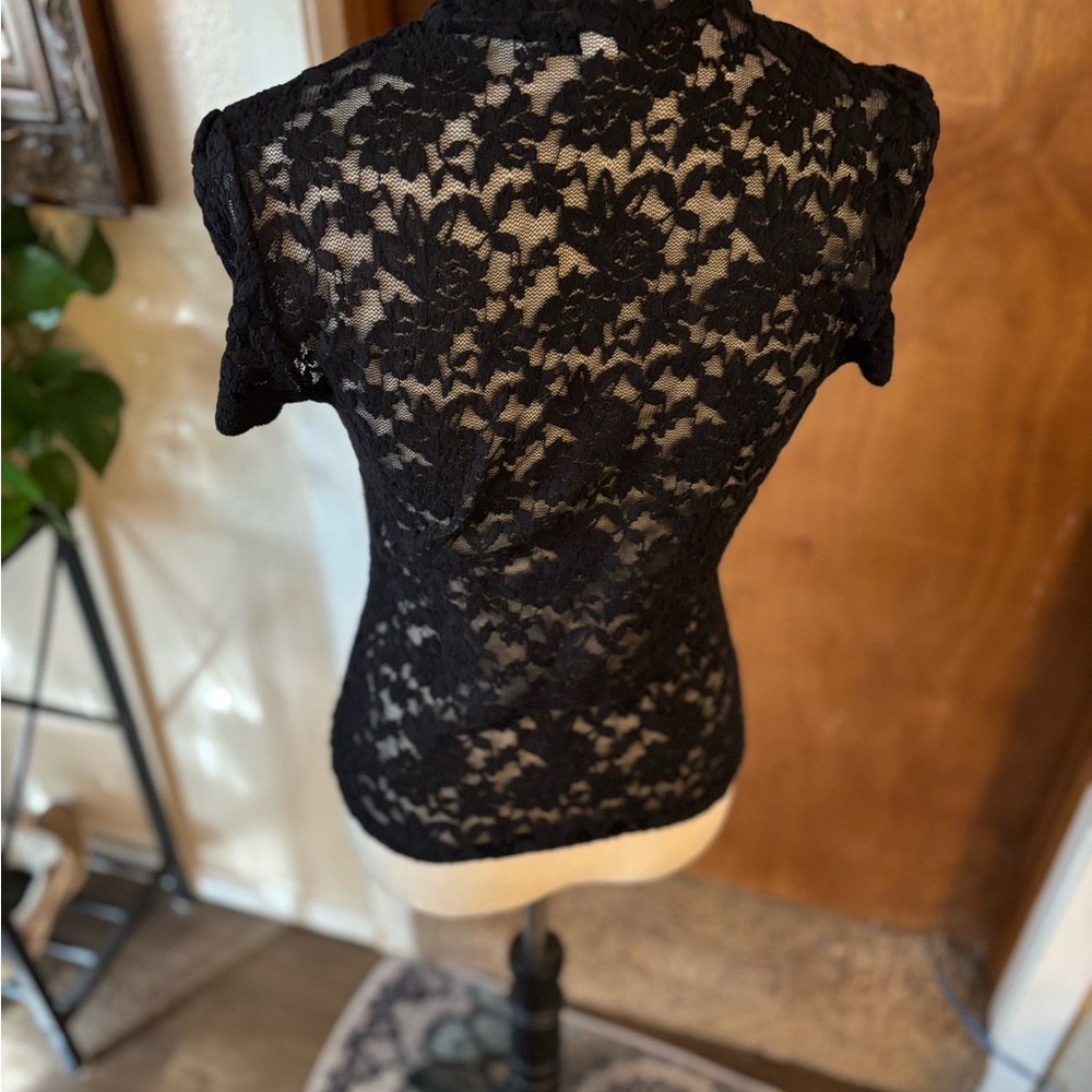 Woman’s lace top size large - Picture 4 of 10